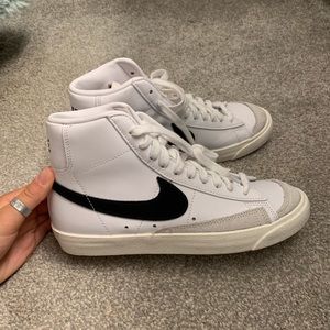 Nike blazer mids size 7 women’s never worn!!
